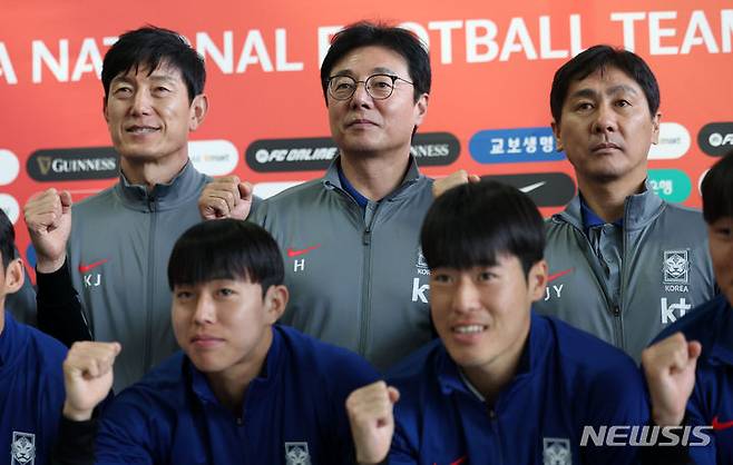 [인천공항=뉴시스] 김선웅 기자 = U-23 아시안컵에 출전하는 축구 올림픽대표팀(U-23) 황선홍 감독과 선수들이 5일 인천국제공항에서 출국 전 단체사진을 촬영하고 있다. 2024.04.05. mangusta@newsis.com