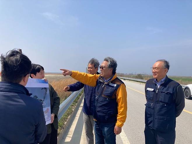 새만금 관광사업지 현장점검 나선 나경균 사장(우측 두번째) *재판매 및 DB 금지