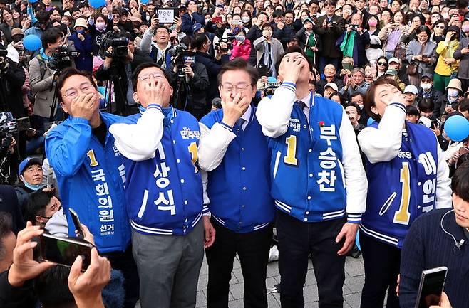 [용인=뉴시스] 조성봉 기자= 이재명 더불어민주당 대표가 16일 경기도 용인시 수지구청 광장에서 열린 기자회견에서 윤석열 정부를 비판하는 '입틀막 퍼포먼스'를 용인지역 예비후보들과 함께 하고 있다. (사진=더불어민주당 제공) 2024.03.16. photo@newsis.com *재판매 및 DB 금지