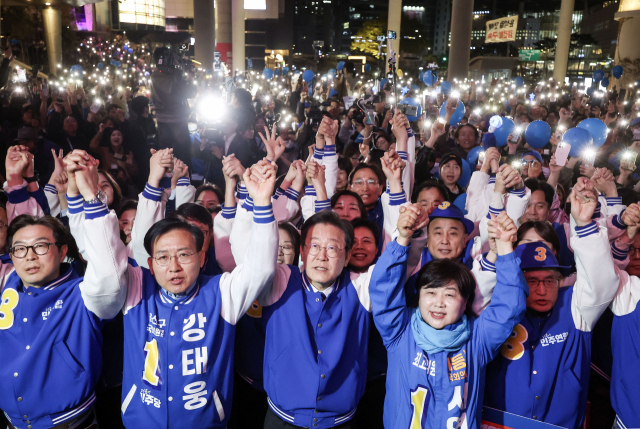 ▲더불어민주당 이재명 대표 등이 9일 용산역 앞 광장에서 열린 '정권심판, 국민승리 총력 유세'에서 퍼포먼스를 하고 있다. ⓒ연합뉴스