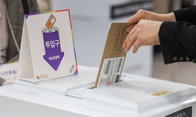 제22대 국회의원선거 사전투표 둘째날인 지난 6일 서울 중구 명동주민센터에 마련된 사전투표소에서 한 유권자가 투표하고 있다. 연합뉴스
