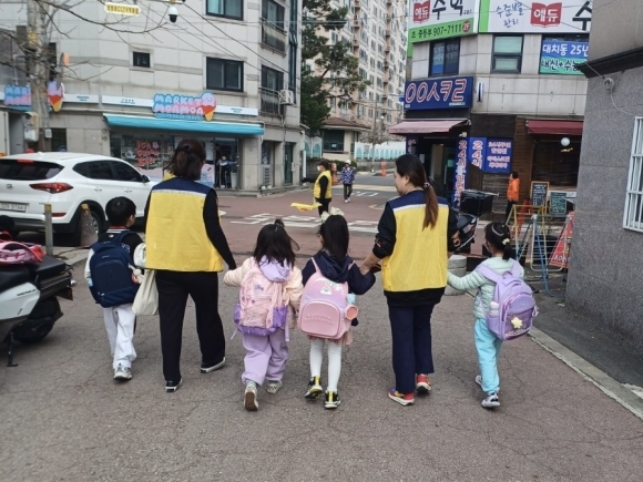 서울 도봉구의 교통안전지도사가 아이들 하굣길을 동행하고 있다. 도봉구 제공
