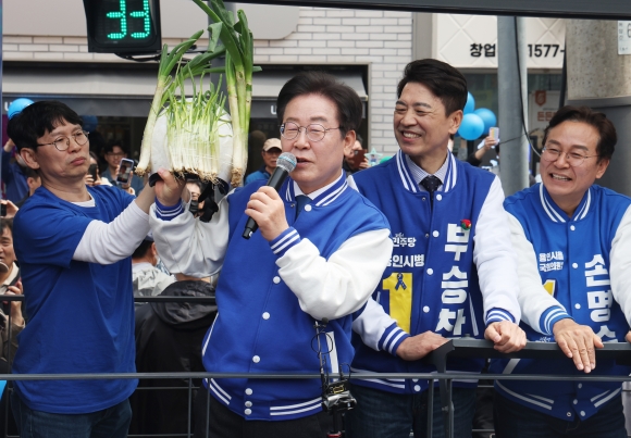 이재명 더불어민주당 대표가 6일 경기 용인 수지구 펑덕천사거리 일대에서 열린 부승찬 용인시병 후보 지지유세에서 대파 헬멧을 들고 있다. 2024.4.6 뉴스1