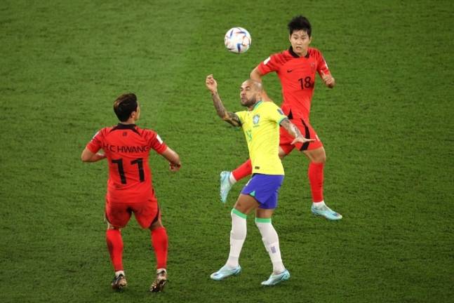 2022 카타르월드컵 16강전에서 한국을 상대로 공중볼을 처리하는 아우베스. Getty Images코리아