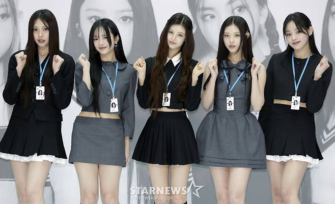 [인천공항=뉴시스] 최동준 기자 = 인천공항세관 홍보대사에 위촉된 그룹 뉴진스가 22일 인천국제공항 제1여객터미널 밀레니엄홀에서 열린 홍보대사 위촉식 행사장에서 포즈를 취하고 있다. 2024.03.22. photocdj@newsis.com /사진=최동준