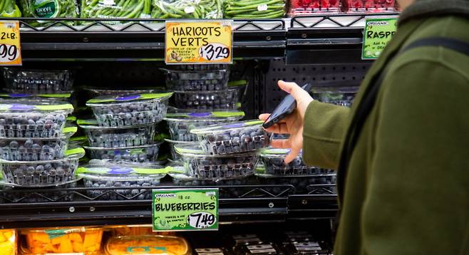 뉴욕시는 2008년 저소득층 거주지역에 그린카트를 보내 과일·채소 소비를 권장하는 정책을 시행했다. 뉴욕시 브루클린의 한 식료품점 모습. [사진=뉴시스]