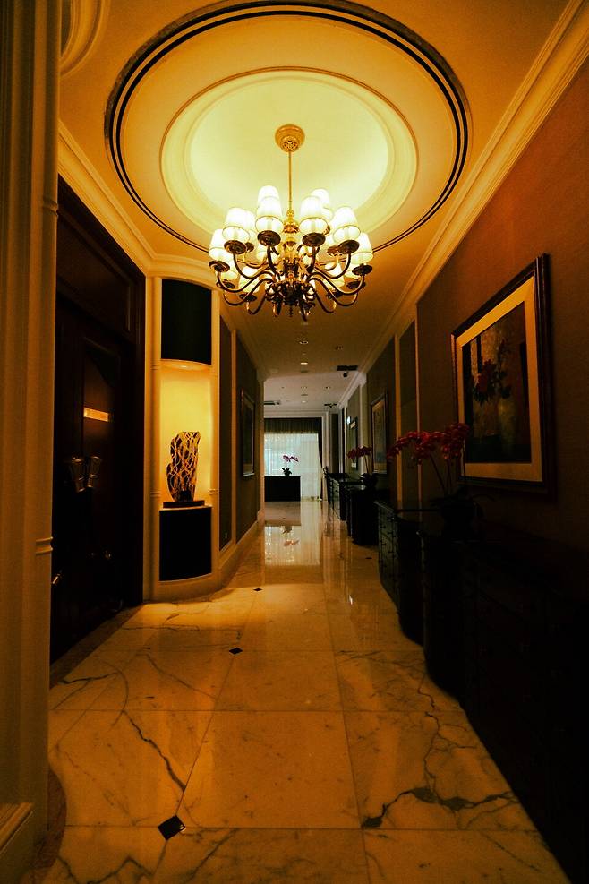 밸리 윙 복도, 상당히 고요하다