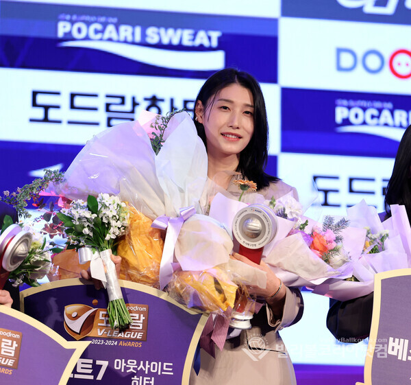 김연경, 2014-2015시즌 제정된 베스트7 아웃사이드 히터 부문 통산 4번째 수상.