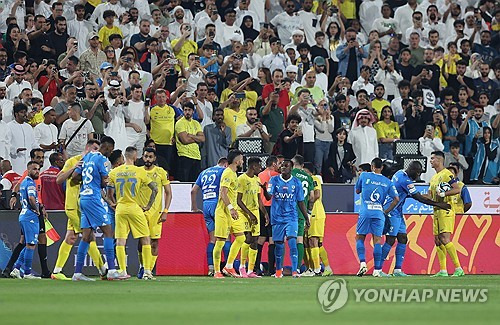 알나스르는 9일 사우디아라비아 리야드에 위치한 킹덤 아레나에서 열린 알힐라와의 2024 사우디 슈퍼컵 준결승에서 수적 열세를 이겨내지 못하고 패했다. 이날 전설적인 공격수 크리스티아누 호날두는 후반 41분 스로인 상황에서 알힐랄 수비수 알리 알볼라이히를 향해 팔꿈치를 휘둘러 사우디 입성 후 처음으로 레드카드를 받았다. 이때 호날두는 심판을 향해 주먹을 쥐고 박수를 보내며 조롱하는 듯한 행동을 하면서 논란을 일으켰다. 연합뉴스