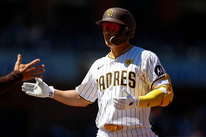 샌디에이고 파드리스가 9일 미국 캘리포니아주 펫코파크에서 열린 2024 미국프로야구 메이저리그 시카고 컵스와의 홈경기에서 8점 차 열세를 극복하고 9-8 역전승을 거뒀다. 6회말 김하성의 2타점 3루타를 포함해 대거 7점을 뽑은 샌디에이고는 8회말 페르난도 타티스 주니어의 투런포로 승부를 뒤집었고, 마무리투수 로버트 수아레즈가 경기의 마지막을 장식했다. 6번타자 겸 유격수로 선발 출전한 김하성은 4타수 1안타 2타점 1득점을 기록했고, 2022년 8월 3일 콜로라도 로키스전 이후 615일 만의 3루타를 때려냈다. AFP/연합뉴스