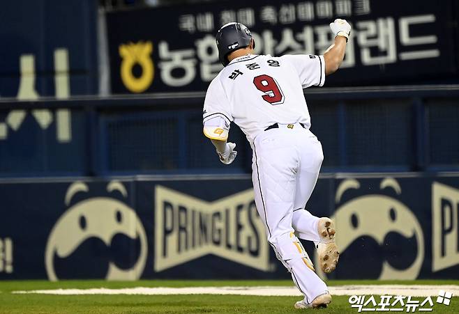 두산 베어스 내야수 박준영이 9일 서울 잠실야구장에서 열린 2024 신한 SOL Bank KBO리그 한화 이글스와의 시즌 1차전에서  홈런을 기록했다. 사진 김한준 기자