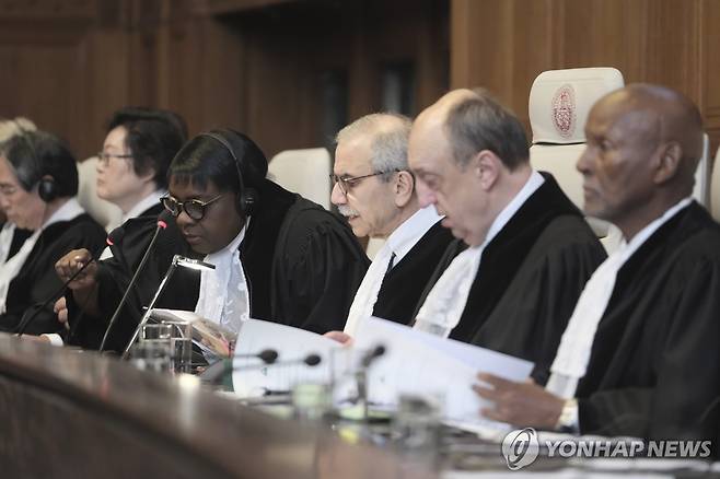 예비심문 경청하는 ICJ 재판관들 (헤이그 AP=연합뉴스) 8일(현지시간) 네덜란드 헤이그 국제사법재판소(ICJ)에서 재판관들이 니카라과 변호인단의 발언을 듣고 있다. 2024.4.8 photo@yna.co.kr [재판매 및 DB 금지]