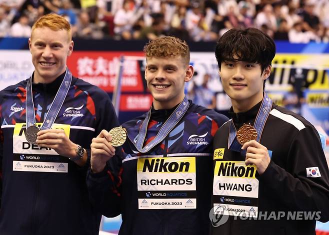 황선우, 자유형 200ｍ 한국新…세계선수권 2회 연속 메달 새역사 (후쿠오카=연합뉴스) 윤동진 기자 = 동메달을 획득한 황선우가 25일 일본 후쿠오카 마린 메세 후쿠오카홀에서 열린 2023세계수영선수권 남자 200m 자유형 메달 세리머니에서 메달을 들어 보이고 있다. 왼쪽 은메달 영국 톰 딘, 금메달 영국 매슈 리처즈, 동메달 황선우. 2023.7.25 mon@yna.co.kr