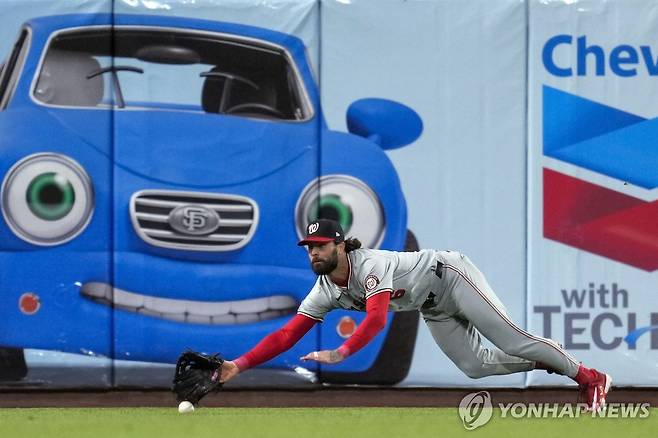 이정후의 2루타가 나오는 순간 (샌프란시스코 AP=연합뉴스) 워싱턴 좌익수 제시 윈커가 9일(한국시간) 미국 캘리포니아주 샌프란시스코의 오라클 파크에서 열린 MLB 샌프란시스코 자이언츠와의 경기 3회말, 이정후의 타구를 잡으려 했지만, 공인 그라운드로 떨어지고 있다. 이정후의 메이저리그 첫 2루타.