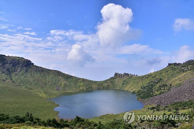 파란 하늘 비추는 백록담 만수 [한라산국립공원 제공. 재판매 및 DB 금지]