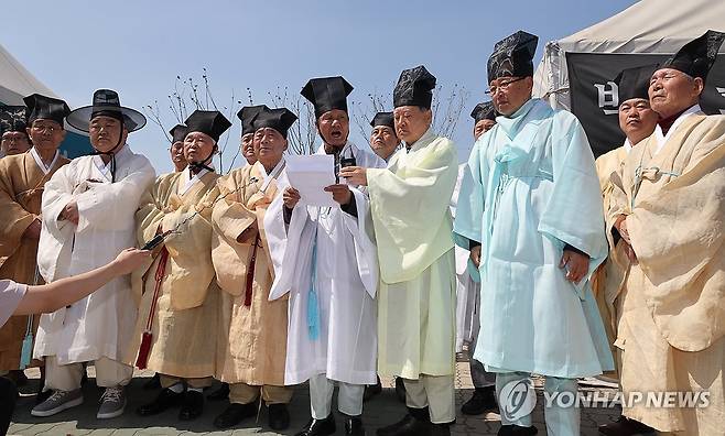 김준혁 후보 사퇴 촉구하는 안동 유림 (서울=연합뉴스) 최재구 기자 = 안동 유림단체 대표자들이 9일 오후 국회 앞에서 기자회견을 열고 퇴계 이황 선생에 대해 '성관계 지존' 등의 표현을 한 것으로 알려진 경기 수원정 더불어민주당 김준혁 후보의 사퇴를 촉구하는 성명서를 낭독하고 있다. 2024.4.9 jjaeck9@yna.co.kr