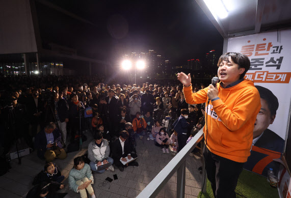 이준석 개혁신당 대표가 지난 9일 오후 경기도 화성시 롯데백화점 맞은편 문화복합용지에서 열린 파이널 집중유세에서 지지를 호소하고 있다.(사진=연합뉴스)