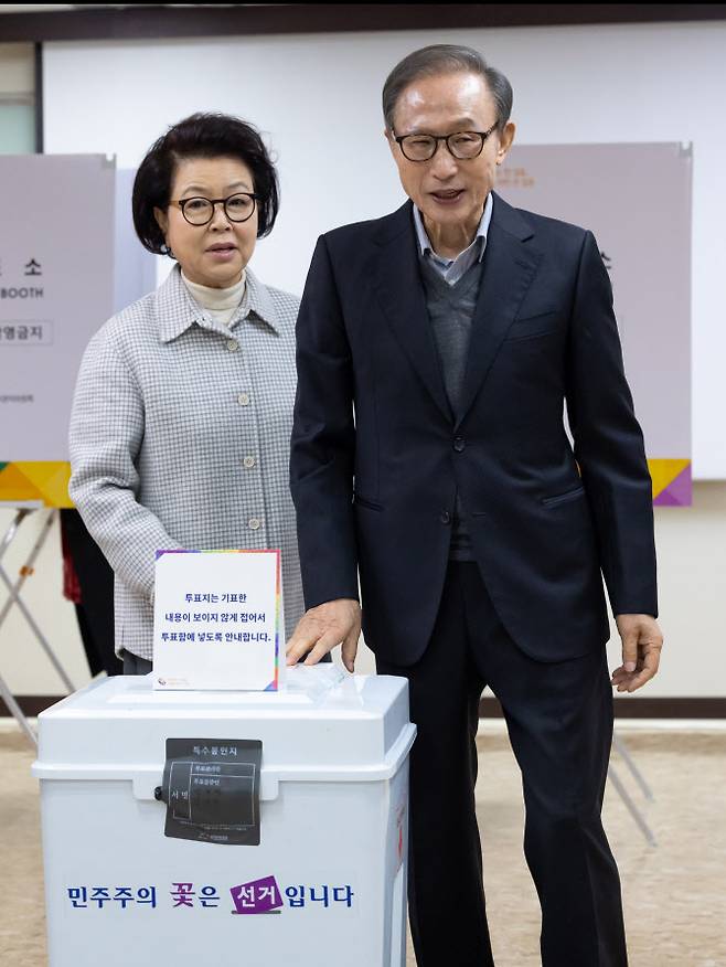 이명박 전 대통령과 부인 김윤옥 여사가 제22대 국회의원선거일인 10일 오전 서울 국민연금공단서울남부지역본부에 마련된 논현1동제3투표소에서 투표를 하고 있다. (사진=연합뉴스)