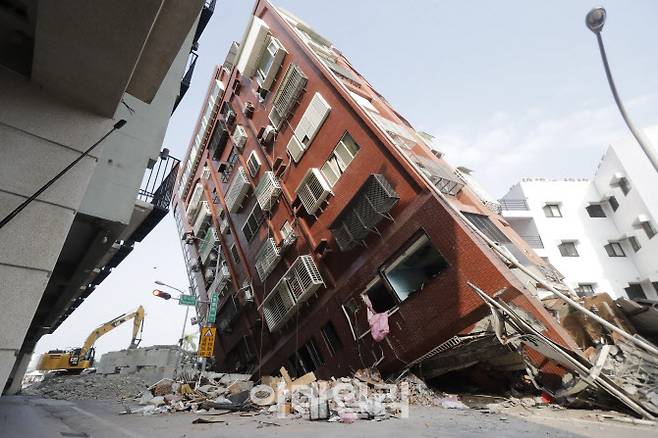 지난 4일(현지시각) 대만 동부 화롄현에 전날 강진으로 일부 붕괴한 건물이 비스듬히 기울어져 있다. (사진=AP/뉴시스)