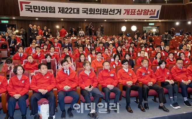 한동훈 국민의힘 비상대책위원장, 윤재옥 원내대표 등이 10일 오후 서울 여의도 국회도서관에 마련된 국민의힘 제22대 국회의원선거 개표상황실에서 방송사의 출구조사 결과를 지켜보고 있다. (사진=이데일리 노진환 기자)