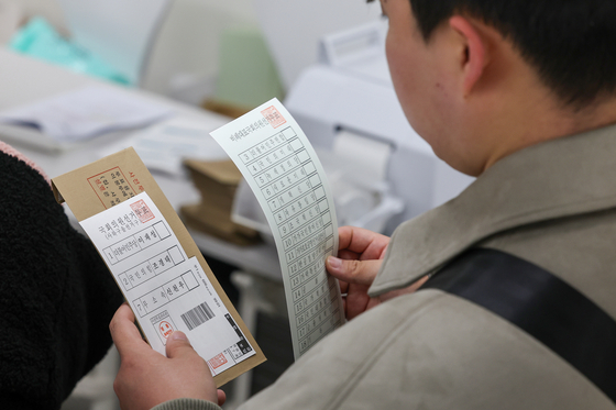 제22대 국회의원선거 사전투표 둘째날인 6일 서울 중구 명동주민센터에 마련된 사전투표소에서 한 유권자가 투표용지를 확인하고 있는 모습. 〈자료사진=연합뉴스〉