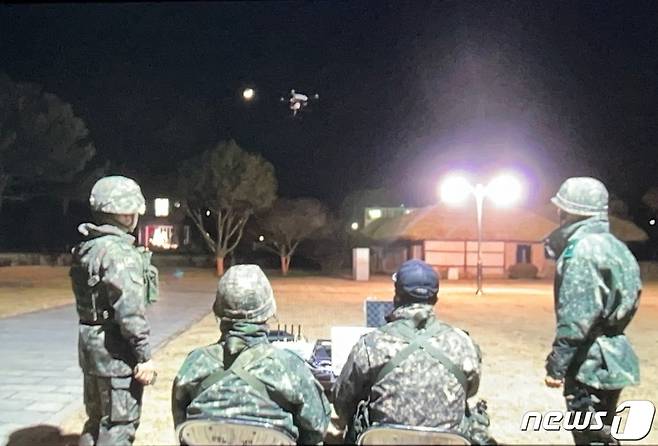 육군 32보병사단 장병들이 지난 15일 가상의 작전지역에 침투한 적을 찾기 위한 정찰 드론 운용 훈련을 하고 있다. (32사단 제공) 2024.1.16/뉴스1