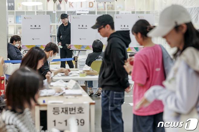 제22대 국회의원선거 투표일인 10일 서울 강동구 고분다리 전통시장 내 북까페 도서관 '다독다독'에 마련된 천호3동 제4투표소에서 유권자들이 투표를 하고 있다. 2024.4.10/뉴스1 ⓒ News1 민경석 기자