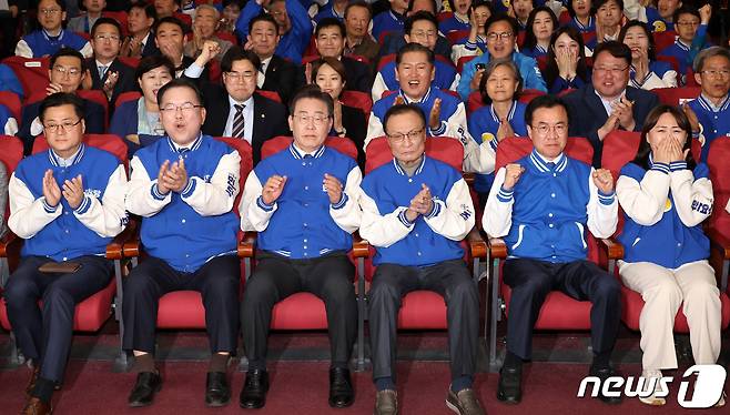 이재명 더불어민주당 대표와 이해찬, 김부겸 상임공동선대위원장 등이 10일 오후 서울 여의도 국회 의원회관에 마련된 제22대 국회의원선거 개표상황실에서 출구조사 결과를 보며 환호하고 있다(공동취재). 2024.4.10/뉴스1 ⓒ News1 임세영 기자