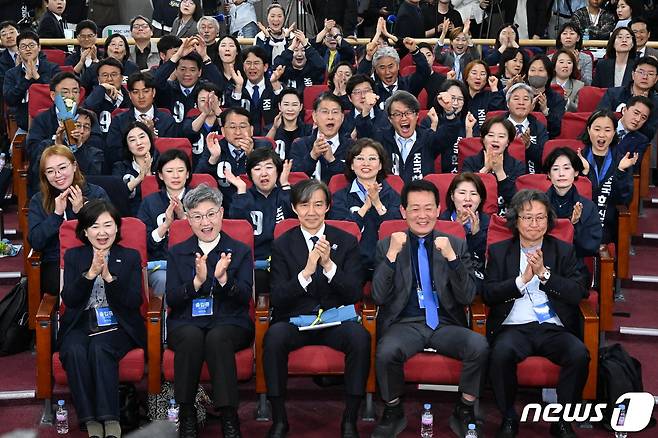 조국 조국혁신당 대표와 비례대표 후보들이 10일 오후 서울 여의도 국회의원회관에 마련된 개표상황실에서 출구조사 결과를 보며 환호하고 있다.(공동취재) 2024.4.10/뉴스1 ⓒ News1 구윤성 기자