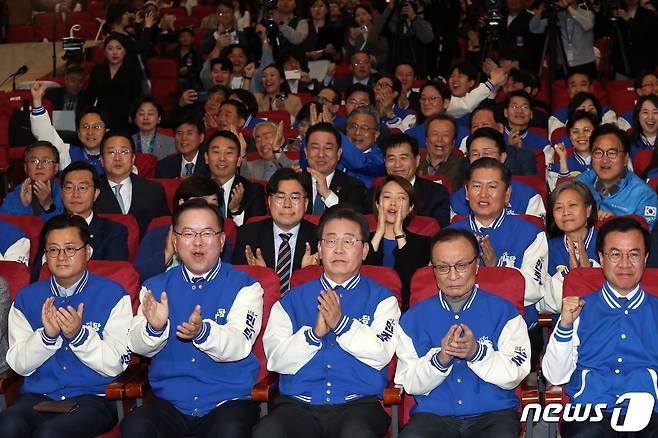 이재명, 이해찬, 김부겸 더불어민주당 상임공동선대위원장, 홍익표 원내대표가 10일 국회 의원회관 종합상황실에서 개표방송을 보며 빅수치고 있다. (공동취재)2024.4.10/뉴스1 ⓒ News1 임세영 기자