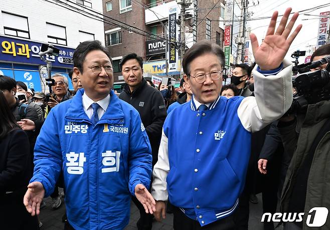 이재명 더불어민주당 대표와 황희 양천구갑 국회의원 후보가 6일 오후 서울 양천구 목동깨비시장을 방문해 시민들께 인사를 하고 있다. (공동취재) 2024.3.6/뉴스1 ⓒ News1 송원영 기자