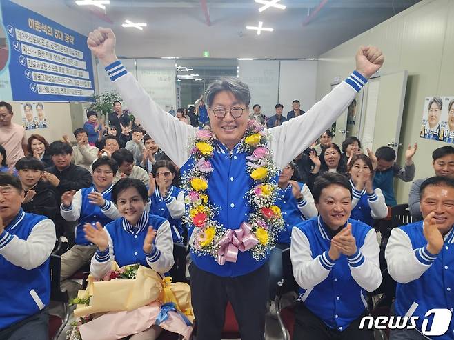 22대 국회의원 선거에서 익산시갑에 당선된 이춘석 더불어민주당 당선인이 환호하고 있다.(이춘석 당선인측 제공)