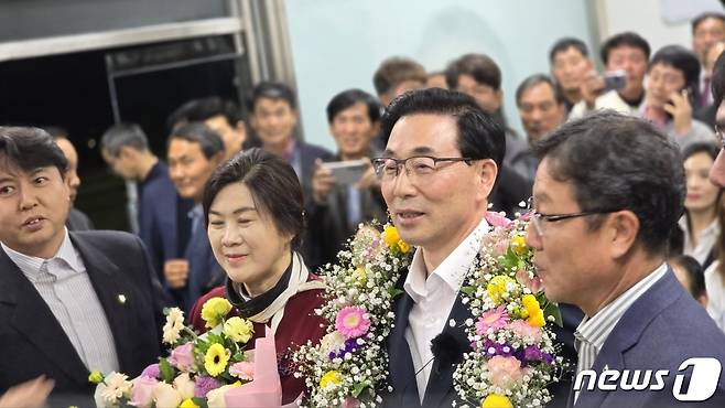 서천호 국민의힘 사천·남해·하동 후보가 지지자들과 인사를 나누고 있다.(서천호 선거대책본부 제공)