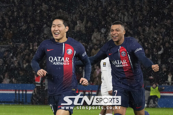 파리 생제르맹(PSG)의 이강인이 3일(현지시각) 프랑스 파리의 파르크 데 프랭스에서 열린 2023 트로페 데 샹피옹(프랑스 슈퍼컵) 툴루즈와의 경기 전반 3분 선제골을 넣고 킬리안 음바페와 기쁨을 나누고 있다. 이강인은 선제 결승 골로 PSG의 2-0 승리와 슈퍼컵 우승을 이끌며 MVP에도 선정됐다. 프랑스 슈퍼컵은 같은 시즌 프랑스 리그1 챔피언과 쿠드 프 프랑스(프랑스컵) 우승팀이 단판 승부로 우승을 가리는 대회다. 사진┃뉴시스/AP