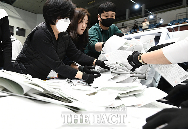 제22대 국회의원선거 날인 10일 오후 서울 관악구 서울대학교에 마련된 개표소에서 개표사무원들이 투표함을 개함하고 있다. /박헌우 기자