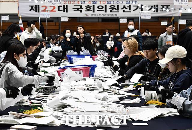 제22대 국회의원선거 날인 10일 오후 서울 관악구 서울대학교에 마련된 개표소에서 개표사무원들이 투표용지를 정리하고 있다. /박헌우 기자