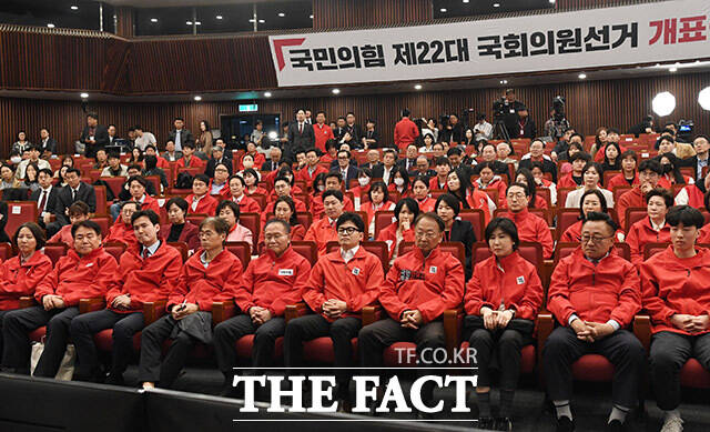 한동훈 국민의힘 비상대책위원장 및 지도부가 10일 오후 서울 여의도 국회도서관에 마련된 국민의힘 개표상황실에서 제22대 국회의원선거 개표방송 출구조사 결과를 시청하고 있다. /남용희 기자