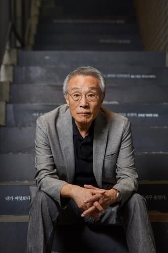 황석영의 장편소설 '철도원 삼대'가 영국 최고 권위의 문학상인 부커상 인터내셔널부문의 최종후보(숏리스트)에 올랐다. [사진제공 = 창비]