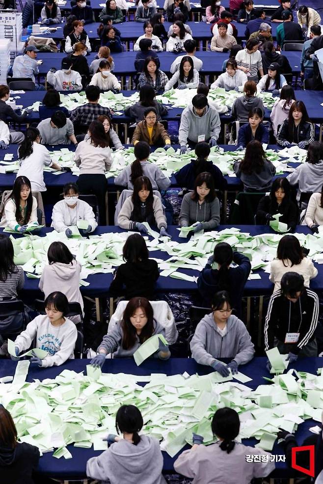 제22대 국회의원선거 투표가 종료된 10일 서울 용산구 신광여자고등학교에 마련된 개표소에서 개표가 진행되고 있다. 사진=강진형 기자aymsdream@