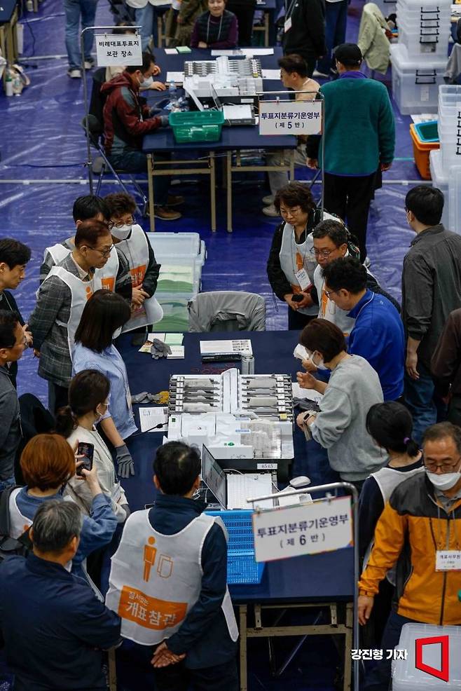 제22대 국회의원선거 투표가 종료된 10일 서울 용산구 신광여자고등학교에 마련된 개표소에서 개표가 진행되고 있다. 사진=강진형 기자aymsdream@