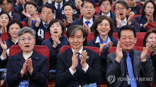 조국혁신당 조국 대표와 후보들이 10일 국회에서 총선 사전조사 결과 발표를 보고 있다. [사진=연합뉴스]