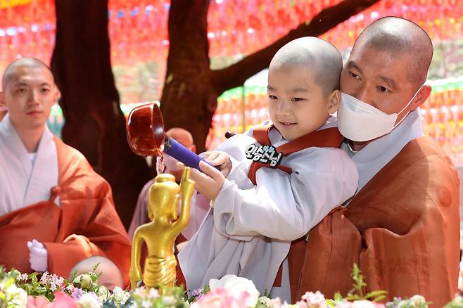 지난해 5월 서울 조계사에서 동자승들이 아기 부처님을 씻겨 드리는 관불의식을 하고 있다. 부처님오신날은 불교계 최대 명절이지만 불기(佛紀)를 계산하는 기준은 부처님 '탄생'이 아니라 '열반'이다. /뉴스1
