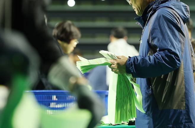 제22대 국회의원 선거일인 10일 오후 울산시 남구 문수체육관에 마련된 개표소에서 개표 작업이 이뤄지고 있다. /연합뉴스