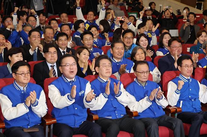 이재명 더불어민주당 대표, 이해찬·김부겸 상임공동선거대책위원장 등 당 지도부가 10일 오후 서울 여의도 국회 의원회관에 마련된 제22대 국회의원선거(총선) 민주당 개표 상황실에서 방송사 출구조사 결과를 지켜보며 환호하고 있다. (공동취재) 2024.4.10/뉴스1