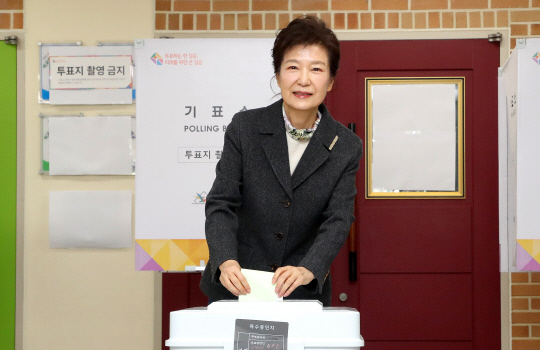 박근혜 전 대통령이 제22대 국회의원선거 본투표일인 10일 대구 달성군 비슬초등학교에 마련된 유가읍 제3투표소를 찾아 투표하고 있다.<연합뉴스>