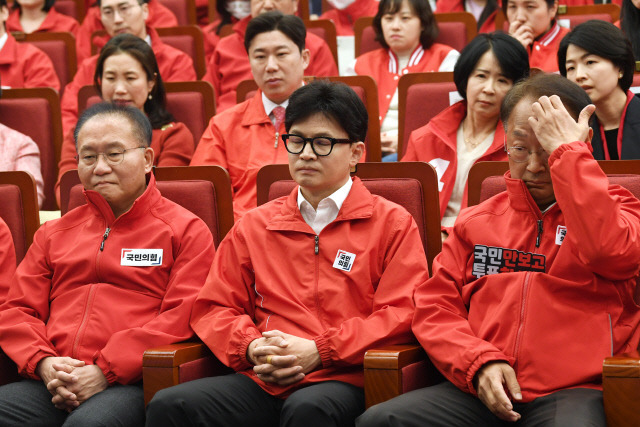 국민의힘 한동훈 비상대책위원장과 윤재옥 원내대표 등 지도부가 10일 국회 도서관에 마련된 개표상황실에서 선거 개표 방송을 지켜보고 있다. 연합뉴스