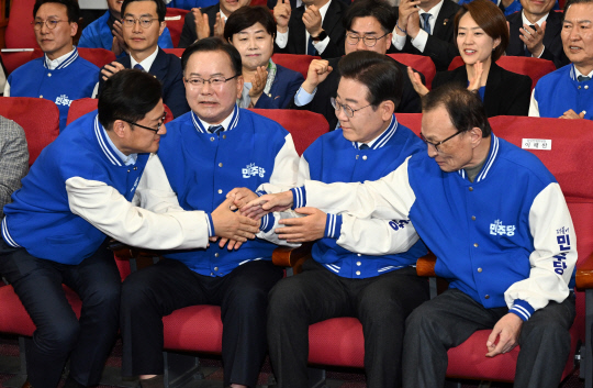 이재명 더불어민주당 대표, 이해찬·김부겸 상임공동선거대책위원장, 홍익표 원내대표가 10일 오후 서울 영등포구 여의도 국회 의원회관에 마련된 제22대 국회의원선거(총선) 민주당 개표 상황실에서 방송사 출구조사 결과를 지켜본 뒤 손을 잡고 있다.  [국회사진기자단]