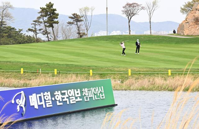 대회 개막을 하루 앞둔 10일 선수들이 연습 라운딩을 하고 있는 모습. 왕태석 선임기자