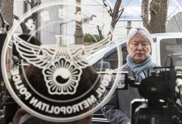 노환규 전 대한의사협회 회장이 지난달 9일 오전 서울 마포구 서울경찰청 공공범죄수사대로 소환조사에 출석하며 입장을 밝히고 있다. 뉴스1