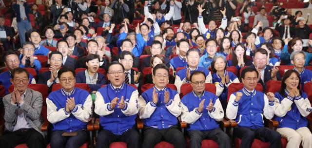 이재명 더불어민주당 대표, 이해찬·김부겸 상임공동선거대책위원장 등 당 지도부가 10일 오후 서울 여의도 국회 의원회관에 마련된 제22대 국회의원선거(총선) 민주당 개표 상황실에서 방송사 출구조사 결과를 지켜보며 환호하고 있다.고영권 기자